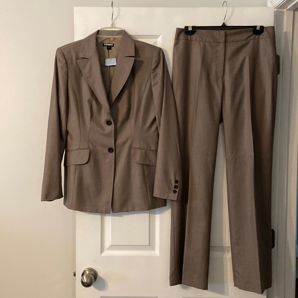 EPIC New York Suit for Women never been worn blazer still have tag